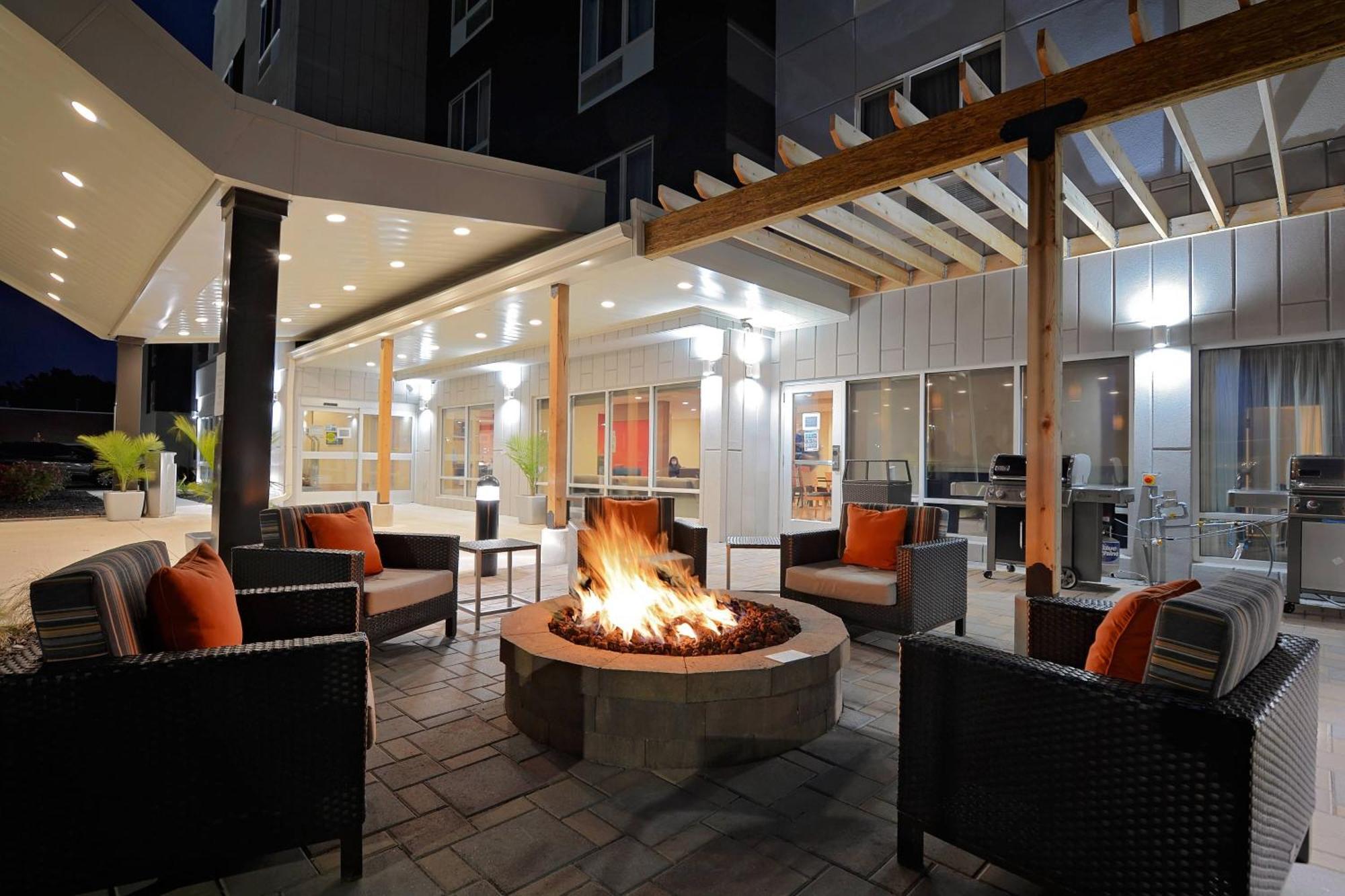 Towneplace Suites By Marriott Detroit Allen Park Exterior photo